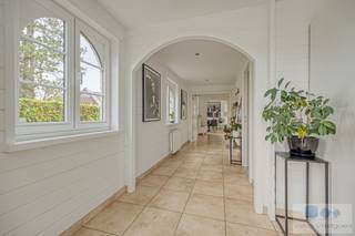 Op een uitstekende locatie te Schriek bevindt zich deze prachtige gezinswoning met buitenzwembad op ruim perceel van 1014 m².<br /> <br />Deze ruime woonst, met Scandinavische touch, is gelegen op een centrale locatie nabij het centrum, wat ervoor zorgt dat winkels, scholen en openbaar vervoer binnen handbereik zijn.<br /><br />Bij het binnenkomen van de woning worden we verwelkomd door de prachtige inkomhal. De ruime nachthal, met gastentoilet, geeft toegang tot de zéér lichtrijke leefruimte met zithoek, eetplaats en aansluitend open keuken voorzien van hedendaagse toestellen en alle comfort. Achterliggend bevindt zich een geriefelijke berging met wasruimte en toegang tot de inpandige garage (met bergzolder). Verder geniet het gelijkvloers een nieuw geïnstalleerde badkamer met inloopdouche en wastafel alsook een ruime slaapkamer. Alle ruimtes genieten hier maximale lichtinval door de vele raampartijen.<br /><br />Terug in de inkomhal, biedt de vaste trap connectie tot de bovenverdieping. Hier werd de open vide omgetoverd tot een leuke bureauruimte. Vervolgens bevinden er zich nog 2 ruime slaapkamers en ingerichte badkamer.<br /><br />Het schuifraam in de leefruimte biedt een directe toegang tot het overdekte, zuid georiënteerde terras, hier is het puur genieten. Tevens zorgt het vergunde buitenzwembad voor een leuke meerwaarde.<br /><br />Troeven: 14 zonnepanelen + thuisbatterij, EPC label B!!<br /><br />Kortom, een ruime gezinswoning die u absoluut moet gezien hebben!