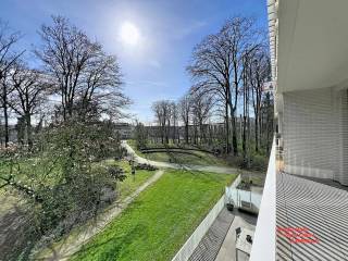 Dit sfeervolle appartement in Sint-Michiels biedt een unieke combinatie van comfort en een prachtige ligging. <br />Vanuit de lichte leefruimte geniet u van een indrukwekkend uitzicht op een rustig park, wat zorgt voor een aangename en ontspannen woonbeleving. <br />Het appartement beschikt over twee ruime slaapkamers, ideaal voor een flexibele indeling en optimale privacy. Een praktische toevoeging is de ondergrondse standplaats, die extra gemak en veiligheid biedt voor uw voertuig. <br />Dankzij de centrale locatie bent u nabij diverse voorzieningen en verkeersverbindingen, wat dit appartement tot een uitstekende keuze maakt voor wie waarde hecht aan rust en bereikbaarheid.<br /><br />€150 provisie A.O., CV en warm water
