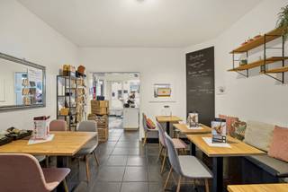 OPBRENGSTEIGENDOM MET HANDELSZAAK EN DUPLEXWONING OP TOPLOCATIE IN MARIABURGDit veelzijdige eigendom Mariaburg combineert een gevestigde handelszaak...