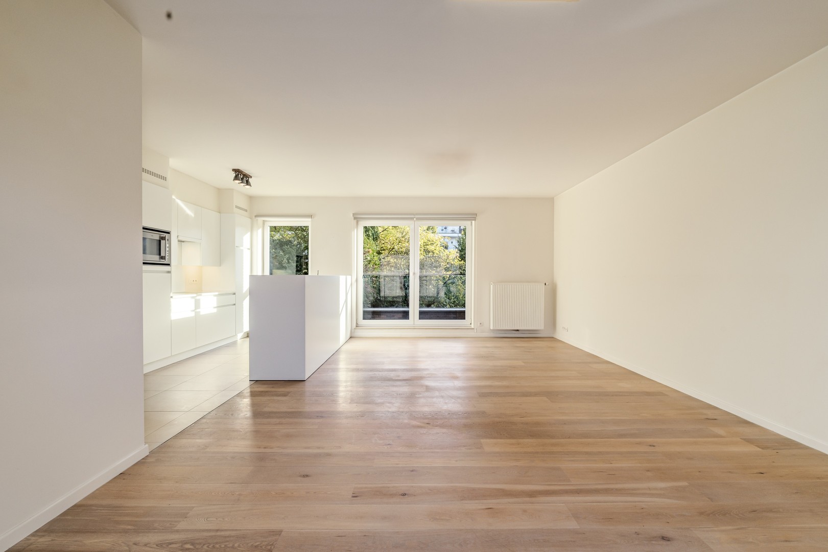 Instapklaar 2-slaapkamerappartement met terras, garage en autostaanplaats in het centrum van Roeselare - foto 4