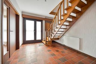 Op een rustige locatie in het landelijke Oplinter bevindt zich deze degelijk gebouwde open bebouwing met tuin, ruime veranda, inpandige garage en kelder over de volledige oppervlakte van de woning.
De woning beschikt over een ruime en lichtrijke leefruimte met houthaard, een ingerichte keuken, 4 slaapkamers en een badkamer. De ruime veranda biedt een aangenaam zicht op de tuin en vormt een ideale extra leefruimte.
Dankzij de 27 zonnepanelen en het gunstige EPC-label C geniet u bovendien van een energiezuinige woning. Op de zonnepanelen lopen bovendien nog groenestroomcertificaten.
De woning is gelegen op een hoekperceel in een rustige woonomgeving met een vlotte verbinding naar Tienen, Landen en Sint-Truiden. Winkels, scholen, openbaar vervoer en de E40 richting Leuven, Brussel en Luik bevinden zich op korte afstand.
Wenst u meer informatie of een bezoek ter plaatse? Contacteer de eigenaar rechtstreeks op het nummer 0494 20 03 63.
De eigenaar organiseert een kijkdag op woensdag 17/06 vanaf 18u. Geïnteresseerden kunnen rechtstreeks contact opnemen om hun bezoekmoment in te plannen.