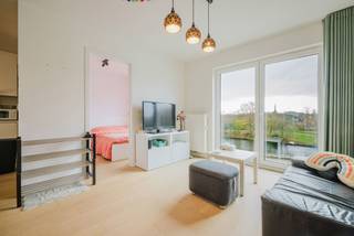 LOCATION<br /><br />Welcome to this ready-to-move-in flat on the third floor on Vlaamsekaai, with a unique view of the water and Keizerpark. The residence was completely renovated in 2020 with an eye for sustainability, quality and aesthetics, allowing you to live here carefree.<br /><br />The flat is within walking distance of the Visserij and Lousbergkaai. Shops, public transport and schools are within walking distance.<br /><br />What's more, you are close to Zuidpark and Keizerpark— ideal for those who enjoy greenery and water in the city. The mobiscore of 9.4/10 confirms the exceptional accessibility and location.<br /><br />LAYOUT<br /><br />The apartment of approx. 42 m² is cleverly laid out and offers every comfort for a single person, couple or student son or daughter. The bright living room connects to an open kitchen. The apartment also has a separate bedroom and bathroom.<br /><br />Extra comfort is provided thanks to the favourable EPC A label! The private bicycle hook and communal waste storage area are also very practical.<br /><br />ADVANTAGES<br /><br />- Central location with a view of the water<br />- Energy-efficient living with an EPC label A<br />- Ideal as a starter apartment, investment or for children studying<br /><br />Curious? Contact Bram at Immo Da Vinci on +32 471 76 90 50 and schedule your visit!