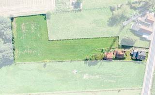 <p><strong>Te renoveren woning op een landelijk perceel van circa 53 are.</strong></p><p>Op een groene locatie in Sint-Martens-Bodegem, bevindt zich deze te renoveren, vrijstaande woning, met een uitzonderlijk perceel van circa 53 are. <br />Het huis dateert uit het jaar 1968 en is zeer degelijk gebouwd, wat een interessante basis vormt voor wie op zoek is naar een renovatieproject met potentieel. De buitenruimte met te renoveren stallingen zijn een buitenkans voor liefhebbers van groen wonen, inrichting van een ateliertje, paardenliefhebbers of andere.</p><p>De woning zelf omvat op de gelijkvloerse verdieping een inkomhal met vestiaire en gastentoilet, een leefruimte, een eetplaats en aparte keuken.<br />Op de eerste verdieping geeft de nachthal toegang tot drie ruime slaapkamers en een badkamer. De zolder is bereikbaar via de schuiftrap.</p><p>Naast een degelijke garage voor één wagen bevinden zich achteraan op het perceel nog verouderde en zwaar te renoveren stallingen. </p><p>De grote troef is zonder twijfel het ruime perceel, waar u volop kunt genieten van het buitenleven en het mooie uitzicht op het omliggende groen. Denk aan een ruime tuin, een moestuin, een boomgaard of een weide voor dieren. Voor paardenliefhebbers of mensen met groene vingers biedt deze eigendom dan ook een bijzonder interessant vertrekpunt.</p><p>De woning dient gerenoveerd te worden, maar biedt de mogelijkheid om alles naar eigen smaak en wensen in te richten.</p><p>Ondanks de rustige en groene ligging bevindt de woning zich op korte afstand van het centrum van Sint-Martens-Bodegem, met station en centrum Dilbeek. Ook de verbindingswegen richting Ternat en Brussel zijn vlot bereikbaar.</p><p>Een eigendom met een mooi potentieel, een royaal perceel en een ideale basis voor wie landelijk wil wonen en de woning naar eigen smaak wil renoveren.</p>