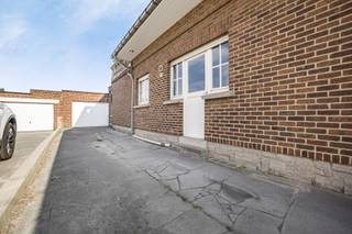 Immo Pické biedt U deze gunstig gelegen woning aan in de nabijheid van winkels, scholen, openbaar vervoer en de belangrijkste verbindingswegen. Deze woning bestaat uit een inkomhal met gastentoilet, een woonkamer, een eetkamer, een keuken, een veranda, een badkamer, een ruime garage, een nachthal en 2 slaapkamers. Deze woning beschikt daarnaast over een berging, 2 open autostaanplaatsen en een terras. Deze woning beschikt op heden niet over een tuin.