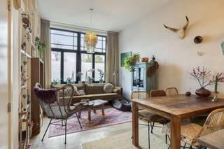 Gelijkvloersappartement te koop op toplocatie in Antwerpen! Het appartement bevindt zich op het Eilandje in het centrum van Antwerpen. Er is een vlotte verbinding dankzij de nabijheid van openbaar vervoer en belangrijke invalswegen. De renovaties aan het appartement vonden plaats in 2014. Het appartement beschikt ook over een ruim terras, ideaal om van de zon te genieten of een frisse neus te halen!Indeling:- Leefruimte- Open keuken- Badkamer- Slaapkamer 1- Slaapkamer 2- Zeer ruim terras 20m²De absolute troef van dit appartement is het ruim terras van maar liefst 20m². Een zeldzaamheid in de stad! Hier is plaats genoeg voor een grote lounge set, een eettafel én uw planten. Het is de ideale plek om in alle rust te genieten van een kop koffie in de ochtend of een apero/BBQ met vrienden in de avond.Dit appartement te koop wordt aangeboden voor een prijs van 349.000 euro.Bent u geïnteresseerd in een appartement of woning te koop in Antwerpen? Aarzel dan niet om ons te contacteren. Had u graag uw eigen eigendom te koop aangeboden contacteer ons dan voor een vrijblijvende schatting, telefonisch op het nummer 03/206.76.76 of per mail naar antwerpen@dewaele.com. Ook voor alle andere vragen omtrent vastgoed kan u steeds bij ons kantoor in Antwerpen terecht!