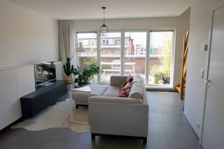 Zonnige duplex met 2 terrassen<br /><br />Moderne en lichte penthouse (ca. 94 m²) met 2 slaapkamers en 2 terrassen in de Dam-wijk.<br /><br />Gelegen op de bovenste verdieping (bereikbaar via lift).<br /><br />Indeling: Inkomhal, vestiaire en gastentoilet. Grote leefruimte met veel lichtinval, volledig geïnstalleerde open keuken. De twee ruime terrassen zijn west en oost georiënteerd (ontbijten in de ochtendzon en dineren bij zonsondergang).<br />Via een trap kom je terecht op 2e verdieping met twee slaapkamers, badkamer en berging.<br />Grote gemeenschappelijke tuin met petanqueveld.<br /><br />Gunstige EPC-waarde (109kWh/m².jaar) met slimme thermostaat.<br /><br />Op het einde van de straat ligt het mooie Park Spoor Noord voor horeca, sport en ontspanning. Vlakbij invalswegen en openbaar vervoer, met uitstekende verbinding naar het Eilandje, de kaaien en de binnenstad.<br /><br />Bezichtigingen op afspraak. Contact via bredastraat54@gmail.com.
