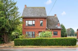 Bent u op zoek naar een ruime woning die u volledig naar uw eigen smaak kan renoveren? Dan biedt deze degelijke vrijstaande woning een unieke kans. Gelegen in een groene en rustige omgeving, op een prachtig perceel van maar liefst 2.600 m², geniet u hier van ruimte, privacy en tal van mogelijkheden.<br /><br />De woning is onderworpen aan de renovatieplicht (EPC-label F), maar beschikt over een solide structuur die de ideale basis vormt voor een grondige renovatie. Met de juiste aanpak creëert u hier een hedendaagse gezinswoning die volledig aansluit bij uw woonwensen.<br /><br />Op het gelijkvloers komt u binnen via de inkomhal die toegang biedt tot de ruime leefruimte met een gezellig eet- en zitgedeelte. Aansluitend bevindt zich de keuken, evenals een praktische wasplaats, een afzonderlijk toilet en een berging.<br />De eerste verdieping omvat drie volwaardige slaapkamers en een zolderruimte die naar wens kan worden ingericht of gebruikt als extra bergruimte.<br />Via een vaste trap bereikt u de tweede verdieping, waar zich een bijzonder ruime bergzolder bevindt. Deze verdieping biedt tal van mogelijkheden en kan perfect worden omgevormd tot extra slaapkamers, een hobbyruimte, een bureau of een masterverdieping.<br /><br />Buiten vormt het uitzonderlijk ruime perceel van 2.600 m² een absolute troef. De grote tuin biedt alle ruimte voor tuinliefhebbers, spelende kinderen of wie op zoek is naar rust en privacy. Daarnaast beschikt de woning over een garage.<br /><br />Deze woning is de ideale keuze voor wie op zoek is naar een renovatieproject met karakter, ruimte en een uitzonderlijk groot perceel. Een unieke kans om uw droomwoning te realiseren op een prachtige locatie.<br /><br />Bekijk nu reeds de foto's en virtuele tour op onze website www.dplusvastgoed.be<br />Voor meer informatie of voor een bezoek contacteer ons via GSM 0475 59 90 00 of stuur een mailtje naar yves@dplusvastgoed.be
