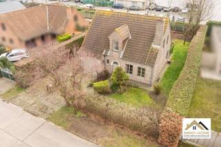 Deze vrijstaande woning is gelegen in een heel rustige woonwijk, op de rand van Lochristi. Via een leuke inkomhal (met gastentoilet) kom je tot in de ruime leefruimte, waar de vele raampartijen zorgen voor een aangename lichtinval. De haard zorgt dan weer voor extra gezelligheid in de donkere wintermaanden. De aanpalende keuken is ruim en praktisch ingericht, en zo kom je verder tot in de inpandige garage met plaats voor extra opbergruimte en een wasplaats. Op de eerste verdieping is er voorzien in drie ruime slaapkamers, en een badkamer met zowel ligbad als douche. Veel extra opbergruimte vinden we terug in de vrijstaande garage, op het einde van een lange oprit met plaats voor meerdere wagens. Genieten van het buitenleven kan in alle rust op het ruime terras in de leuke tuin. Inschrijven via mail naar tommy@immo-home.be, geen telefonische inschrijvingen! Volg ons op Fb en Insta. Voor meer info: www.immo-home.be. GRATIS SCHATTING &amp; GRATIS FINANCIEEL ADVIES