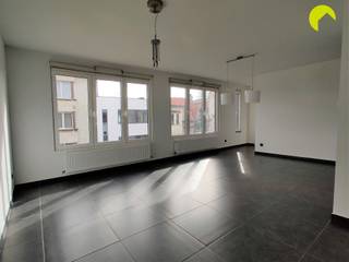 <p><span>Bent u op zoek naar een lichtrijk appartement in hartje Mortsel? Dan is dit het appartement voor u! </span></p><p><span>Op wandelafstand van winkels, scholen en openbaar vervoer. </span></p><p><span> </span></p><p><span>Indeling: </span></p><p><span> </span></p><p><span>Via de trap gaan we naar de tweede en hoogste verdieping van dit gebouw. </span></p><p><span>We komen meteen binnen in de ruime, lichtrijke leefruimte. De leefruimte geeft toegang tot 2 slaapkamers. </span></p><p><span>De open keuken is voorzien van kasten en toestellen en staat in verbinding met het gezellige terrasje. </span></p><p><span>Tussen keuken en slaapkamer vinden we de badkamer waar een douche, toilet en lavabo is voorzien alsook de aansluiting voor wasmachine. </span></p><p><span>Een handige berging die aansluit op de keuken is voorzien van legplanken. </span></p><p><span> </span></p><p><span>Ook is er een kelderberging voorzien.</span></p><p><span> </span></p><p><span> </span></p><p><span>Nuttige informatie:</span></p><p><span> </span></p><ul><li><span>De maandelijkse kosten bedragen € 25,- (onderhoud kelders, minuterie, poetsen gang).</span></li><li><span>Waarborg: 3 maanden</span></li><li><span>Plaatsbeschrijving € 225 per partij</span></li><li><span>Beschikbaar vanaf: onmiddellijk</span></li><li><span>EPC: 206 kWh/m</span><span><sup>2</sup></span><span>jaar</span></li></ul><p><span> </span></p><p><span>Boek nu zelf ONLINE uw afspraak in. Surf naar het betreffende eigendom op onze website www.habicom.be en klik op de roze knop 'PLAN EEN BEZOEK'. </span></p><p><span>Kies het moment dat u het beste uitkomt, vul de gevraagde contactgegevens in en klik nadien op verzenden om te bevestigen.</span></p><p><span>Benieuwd naar de waarde van jouw woning? Check het gratis op <span>www.watismijnhuiswaard.be</span></span></p><p><span> </span></p>