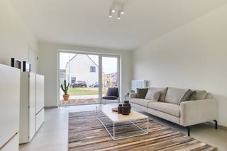 <strong>Bienvenue à Laplaigne !</strong> Dans un cadre très calme avec vue sur les champs, deux maisons semi-détachées seront bientôt construites par Hectaar.<br />Une architecture moderne et des espaces lumineux font de ces maisons un lieu idéal pour votre famille.
<ul>
<li>3 chambres</li>
<li>Une maison avec garage</li>
<li>Économes en énergie (E45)</li>
<li>Finition personnalisée selon vos préférences</li>
<li>De grands jardins privés</li>
</ul>
(Photos de référence d'un projet précédemment terminé)<br />Besoin de plus d'informations ? N'hésitez pas à nous contacter !