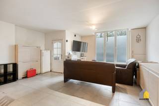 OMSCHRIJVING:- GELIJKVLOERS: Inkomhal, leefruimte (47 m²) met open keuken, trap naar de verdieping, grenzend aan de keuken de badkamer (3,00 x 2,80...