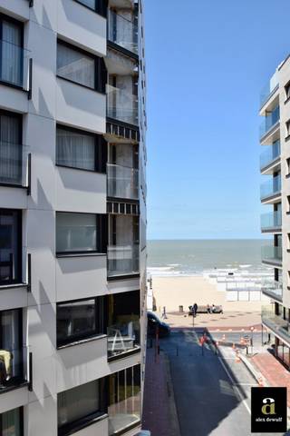 Volledig gerenoveerd appartement in een zijstraat van de Zeedijk en op wandelafstand van het Albertplein. Indeling: inkomhal met gastentoilet. Lichtrijke ruime woon- en eetkamer. Open geïnstalleerde keuken. Twee ruime slaapkamers met ingemaakte kasten. Douchekamer (dubbele lavabo en douchekamer). Derde slaapkamer met stapelbedjes. Meubelen inbegrepen in de prijs. Private kelder in de residentie. Contacteer ons om een bezoek in te plannen. Meubilair inclusief.