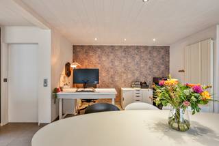 Deze hedendaagse, energiezuinige gezinswoning biedt een unieke combinatie in comfort en moderne afwerking. Dankzij het recente renovatieproject...