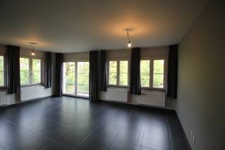 I<strong>INDELING</strong><br /><br /><strong>1STE VERDIEPING</strong><br /><span>Inkomhal met trap naar tweede verdieping, berging/wasplaats met plaats voor wasmachine, droogkast, brander van de C.V. en van de warmwaterbereiding, toiletruimte met handwastafeltje, woonkamer, open keuken met aanbouwkeuken met dubbele spoelbak, keramische kookplaat, afzuigkap, vaatwasmachine, combi-microgolfoven en koelkast, terras achteraan.<br /></span><br /><span><strong>2DE VERDIEPING</strong> </span><br /><span>Overloop, badkamer met badkamermeubel en 2 wastafels, ligbad en douchecel, 2 slaapkamers en ruim terras achteraan. </span><br /><br /><span><strong>KELDERVERDIEPING</strong><br />Autostaanplaats en gem. fietsenberging. </span><br /><br /><span>Geen gem. huurlasten</span>