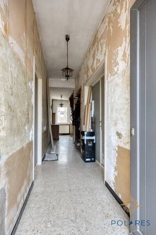 Cette ferme à rénover des années 50 est située sur 8 ares 79 centiares au centre d'Oplinter.<br /><br />Disposition du rez-de-chaussée :<br />Couloir central donnant accès à un bureau/chambre, un grand salon, l'escalier menant à l'étage et la salle de bain avec vue sur la cour intérieure. Dans l'annexe se trouvent la cuisine, la buanderie et des toilettes séparées.<br />1er étage : 2 grandes chambres, 1 chambre plus petite et un très grand espace pouvant être aménagé selon vos souhaits. Au-dessus, un grenier pouvant être agrandi.<br />Une partie de la maison est également en sous-sol.<br />À côté de la maison se trouve une grange avec un rez-de-chaussée abritant la chaudière au mazout et un grenier, ainsi qu'une porte donnant sur la rue.<br />À l'arrière, il y a une annexe supplémentaire et un grand entrepôt de 190m² avec un deuxième étage. Derrière se trouve un beau jardin.<br /><br />Consultez les plans sur notre site web pour mieux comprendre la propriété.<br /><br />Les possibilités sont infinies pour vivre, travailler et/ou pratiquer des loisirs au même endroit, et la rénovation vous permettra d'imprimer votre propre style.<br /><br />Contactez Stijn pour plus d'informations à stijn@polares.eu ou au 0487 26 33 96.