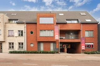 Ruim en goed onderhouden 2 slaapkamer appartement op het gelijkvloers.Het appartement kent de volgende indeling: Inkomhal met gastentoilet,...