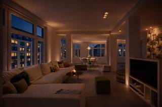 <p><strong>Luxueus gerenoveerd appartement in befaamde Meirbuilding</strong></p>
<p>Op de vierde verdieping van de Meir Building, een iconisch hoekgebouw uit 1936 van architect Joseph Baeyens, bevindt zich dit volledig gerenoveerde appartement, een uitzonderlijke woonkans in het hart van Antwerpen. Het appartement onderging een grondige renovatie met gebruik van hoogwaardige en duurzame materialen, waarbij elk detail zorgvuldig werd afgewerkt. Het resultaat is een futureproof woning die comfort en verfijning naadloos combineert en voldoet aan de strengste moderne normen.</p>
<p>Het gebouw, een prachtig voorbeeld van Art Deco-architectuur, ligt op de hoek van de Meirbrug en de Wiegstraat, op steenworp afstand van de Meir, de Groenplaats en de Wilde Zee. Een absolute toplocatie in de Antwerpse binnenstad.</p>
<p>Binnenin valt meteen de open en lichte indeling op, die zorgt voor een uitzonderlijk ruimtelijk gevoel en een panoramisch uitzicht vanuit elke hoek van het appartement. De moderne leefkeuken is volledig uitgerust en voorzien van maatkasten, een centraal kookeiland met praktische ontbijthoek en alle comfort die een hedendaagse keuken biedt. De keuken loopt vloeiend over in de woon- en eetruimte, die samen een elegante en lichte leefomgeving vormen met adembenemend uitzicht over de stad.</p>
<p>Een praktische bureauruimte, die ook afgesloten kan worden, biedt de ideale plek voor thuiswerk of kan dienen als extra logeerkamer. Aan de achterzijde bevindt zich de ruime mastersuite met ingemaakte kasten en een stijlvolle badkamer met inloopdouche.</p>
<p>Tot de extra troeven behoren een EPC B, doorgedreven isolatie, een grote aparte berging op de eerste verdieping, domotica waaronder elektrische gordijnen, de mogelijkheid tot overname van meubels en natuurlijk de unieke ligging midden in het bruisende stadscentrum. Dit appartement combineert historische allure en moderne luxe tot een uitzonderlijke woonervaring in Antwerpen.</p>
<p>Bent u ook helemaal verkocht aan dit appartement?<br />Contacteer LISTED: +32 3 283 51 51.</p>