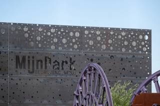 <p><span>De nieuwe bedrijvencampus <strong>"MIJNPARK"</strong> is gelegen op het industrieterrein Centrum-Zuid vlakbij de op- en afrit 29 van de E314 (Aken - Heerlen - Brussel), in het hart van Limburg.<br /><br />Op dit voormalig mijnterrein worden <strong>30</strong> duurzame en kwalitatieve KMO-units/showrooms/kantoren gebouwd met het oog op energie-efficiëntie. </span><span>Een combinatie van polyvalente en compacte panden zorgt voor een verscheidenheid aan oppervlaktes, gaande <strong>van 150m² tot 1900m²</strong>. <br /></span></p>
<p>Duurzaamheid staat centraal op deze bedrijvencampus. Duurzaamheid in de realiteit brengen is een complex verhaal, dat je niet met één modewoord kan vatten. <span>Om de ambitie van de ontwikkelaar kracht bij te zetten, zullen de gebouwen van de Mijnpark Bedrijvencampus </span><strong>BREEAM-gecertificeerd</strong><span> zijn. Dit internationaal systeem meet, beoordeelt en quoteert de duurzaamheid van de gebouwen, en houdt daarbij rekening met een 90-tal parameters. </span>Om hieraan te voldoen zijn alle panden voorzien van alle <strong>technieken.</strong><br /><br /><span>Deze unit heeft een oppervlakte van <strong>375m²</strong> op een terrein van <strong>626m² </strong>en heeft <strong>vijf </strong>parkeerplaatsen voor de deur. De units worden instapklaar opgeleverd, voorzien van alle technieken zoals <strong>elektriciteit, LED-verlichting, verwarming, warmtepomp en zonnepanelen.</strong><br /><br />KENMERKEN UNIT:<br />- oppervlakte: <strong>375m²</strong><br />- parkeerplaatsen: <strong>5</strong><br />- staalstructuur met geïsoleerde wanden en dak<br />- sectionaalpoort 4m x 4m<br />- technieken: elektriciteit, LED-verlichting, verwarming, warmtepomp en zonnepanelen<strong><br />Optioneel kan er nog 50 of 100m² afgewerkte kantoren voorzien worden!</strong><br /></span><strong><br /></strong><span>Kortom, een ideale ontwikkeling voor ondernemers die op zoek zijn naar een kwalitatieve werk- of opslagplaats en daarbij belang hechten aan een goede locatie en duurzame gebouwen met uitstraling. </span><br /><span><br />Meer info: +32 (0)11 39 90 50 of info@jansenrealestate.be.</span></p>