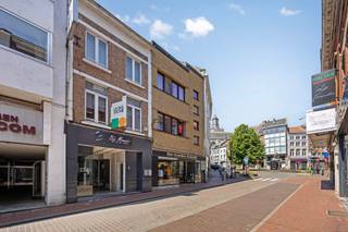 Immeuble de rapport composé d'une boutique commerciale et d'un appartement en duplex (avec licence) sur un terrain de 75m² situé dans la rue...