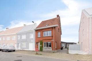 <p>Deze ruime, gerenoveerde woning bevindt zich in het gezellige Herdersem, op een steenworp van Aalst.<br />Op de gelijkvloerse verdieping worden authentieke sfeerelementen, zoals de Italiaanse tegels in de inkomhal, harmonieus gecombineerd met hedendaags comfort en een overvloed aan natuurlijke lichtinval.<br /><br />De inkomhal biedt toegang tot een afzonderlijke bureauruimte, die momenteel is ingericht als speelhoek. Verder beschikt deze verdieping over een ruime eetplaats, een moderne keuken en een gezellige leefruimte met een prachtig zicht op en rechtstreekse toegang tot de tuin. Een apart gastentoilet en een praktische wasruimte maken het geheel compleet.<br /><br />Naast de woning bevindt zich een ruime oprit met plaats voor minstens 2 wagens.<br />Achteraan nodigt de aangename tuin uit tot heerlijk ontspannen, met een open uitzicht over de achterliggende velden.<br />Op de eerste verdieping bevinden zich een ruime slaapkamer, een kleinere slaapkamer of babykamer, momenteel ingericht als dressing, en een eerste badkamer.<br /><br />Via een vaste trap bereiken we de royale zolderverdieping. Deze is momenteel ingericht als ruime slaapkamer met aansluitende badkamer.<br />Dankzij de beschikbare oppervlakte kan deze verdieping eenvoudig worden opgedeeld, waardoor een extra slaapkamer kan worden gecreëerd.<br /><br />Wie authentieke charme en gezelligheid wil combineren met modern wooncomfort, vindt hier ongetwijfeld zijn droomwoning.</p>