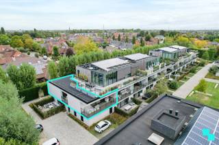 Dit rustig gelegen appartement met drie slaapkamers bevindt zich op de eerste verdieping van woonpark 'Ter Beurse' en heeft een bewoonbare oppervlakte van ca. 114 m² (volgens EPB-attest). Het appartement werd tot in de puntjes afgewerkt en blinkt uit in energiezuinigheid dankzij het geothermisch warmtepompsysteem met vloerverwarming en passieve koeling, aangevuld met zonnepanelen. Dankzij de onmiddellijke nabijheid van de Rijksweg en het op- en afrittencomplex E403 (Roeselare-Rumbeke) geniet u bovendien van een uitstekende bereikbaarheid. Verder ligt het appartement op een boogscheut van het provinciedomein 'Wolvenhof'. Indeling: inkomhal met gastentoilet, lichtrijke leefruimte met open, geïnstalleerde keuken (voorzien van een composiet werkblad, kookplaat, dampkap, microgolf, oven, koelkast en dubbele spoelbak) en praktische voorraadberging. Vanuit de leefruimte heeft u rechtstreeks toegang tot twee aangename terrassen, waar u in alle rust kan genieten van het uitzicht op het binnenplein. Verder beschikt het appartement over een badkamer met inloopdouche, dubbele wastafel en aansluiting voor de wasmachine, een eerste slaapkamer met ingemaakte kasten die zich uitstekend leent als dressing of bureauruimte, en twee bijkomende slaapkamers die eveneens voorzien zijn van ingemaakte kasten. Tot slot is er de mogelijkheid tot het aankopen van een ondergrondse garagebox van maar liefst ca. 33 m² à 35.000 euro en overname van de meubels (te bespreken). Geothermie | EK conform | E-peil E8 (bijna energieneutraal) | 8 zonnepanelen. Contacteer ons voor meer informatie.