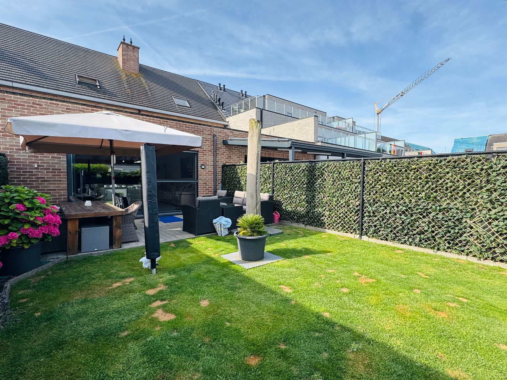 Gesloten bebouwing met vier slaapkamers en tuin - foto 4