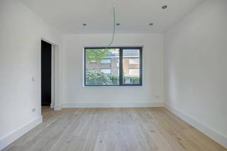 Welkom in dit volledig gerenoveerde pareltje in Ertvelde, gelegen vlak aan het centrum. Deze halfopen bebouwing werd in 2025 grondig gerenoveerd en verkeert in uitstekende staat. Met een perceel van 435 m² en 105 m² bewoonbare oppervlakte biedt deze woning een aangename combinatie van comfort, ruimte en praktische ligging.<br /><br />Bij het binnenkomen op het gelijkvloers (54m2) verwelkomt de inkomhal je met een handige gastentoilet. Vervolgens kom je in de gezellige en lichtrijke woonkamer en eetkamer, waar aangenaam wonen en ontspannen centraal staan. De open keuken sluit hier mooi op aan en is voorzien van alle voorzieningen, waardoor koken en samenzijn moeiteloos gecombineerd worden. Er is ook een kelder aanwezig (6m2)<br /><br />Op de eerste verdieping (54m2) bevinden zich 2 comfortabele slaapkamers en een badkamer met inloopdouche en extra wc. De ruimtes zijn praktisch ingericht en bieden alles wat nodig is voor een aangenaam dagelijks wooncomfort.<br /><br />Ook buiten heeft deze woning heel wat te bieden. De ruime buitenruimte en tuin vormen een fijne plek om tot rust te komen en te genieten van het buitenleven. Op het einde van de handige oprit is er bovendien een te moderniseren garage (26m²) met bijbouw (14m²) voorzien.<br /><br />De ligging maakt het geheel compleet. Je woont vlak bij het centrum van Ertvelde en hebt alle dagelijkse voorzieningen binnen handbereik, waaronder winkels, apotheek, huisartsen en openbaar vervoer. Ook de R4 is vlot bereikbaar, wat zorgt voor een uitstekende verbinding.<br /><br />Het EPB is momenteel in opmaak.<br /><br />Bestuursmaatregelen in het maatregelenregister: nee<br /><br />Deze AI-visualisaties zijn bedoeld als inspiratie. Er werd geen rekening gehouden met technische specificaties, stedenbouwkundige voorschriften of de concrete mogelijkheden tot realisatie.
