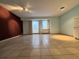 Dit appartement is gelegen op de 2de verdieping van een kleine residentie in het centrum van Leuven. <br /><br />Het appartement bestaat uit: lift - inkomhal met ingebouwde kast - living - keuken - afzonderlijk toilet - badkamer - 2 slaapkamers, waarvan 1 voorzien is van een groot terras. <br /><br />Ook is er een kelderberging en een ondergrondse afgesloten autostandplaats. <br /><br />Troeven van dit appartement: <br />- gelegen in het centrum met een ondergrondse autostandplaats<br />- centrale verwarming op aardgas <br />- EPC-label B