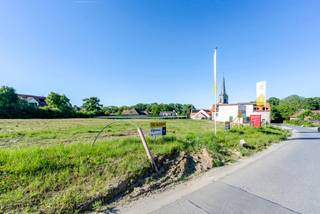 Ontdek deze prachtige bouwgrond op de voormalige brouwerijsite Appelmans. Je woont in het hart van de gezellige dorpskern van Sint-Martens-Bodegem, een deelgemeente van Dilbeek. Hier vind je alles binnen handbereik: winkels, scholen (basisschool op 350 m) en openbaar vervoer (bushalte op 900 m). Daarnaast geniet je van een uitstekende verbinding met de E40 en de Brusselse Ring. Dilbeek staat bekend om zijn groene, rustige omgeving, prachtige natuurgebieden en historische bezienswaardigheden. Kortom, je combineert hier het beste van twee werelden: de rust van het dorp en de voorzieningen van de stad in de buurt.
Deze bouwgrond is bestemd voor een halfopen woning. De grootte van het perceel en de ruime stedenbouwkundige voorschriften (één of twee bouwlagen, vlak of hellend dak) bieden tal van mogelijkheden. Bovendien is deze bouwgrond optimaal georiënteerd met een zuid gerichte tuin. Hier bouwen we jouw nieuwe, energiezuinige woning volledig op maat, tegen een vaste prijs.
Neem gerust contact met ons op voor meer informatie en ontdek alle mogelijkheden. Een kijkje nemen? Je vindt de locatie ter hoogte van Wolsemstraat 117.
Vraag ook jouw gratis inspiratieboek: 250 pagina's boordevol woonideeën!