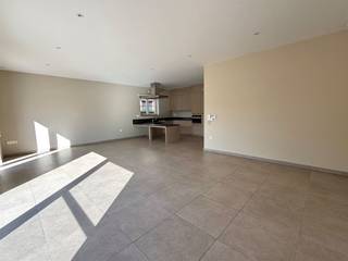 <p><span><span>Dit gelijkvloers appartement in Westerlo is ontworpen met maximale aandacht voor comfort, veiligheid en zelfstandigheid voor rolstoelgebruikers en ouderen. Het volledige appartement is drempelvrij en uitgerust met aangepaste, extra brede schuifdeuren, waardoor verplaatsen tussen de verschillende ruimtes vlot en moeiteloos verloopt.</span></span><br /><br /><span><span>De ruime, lichtrijke leefruimte met open keuken biedt een aangename leefomgeving. De keuken is volledig uitgerust met een kookplaat, combi-oven, vaatwasmachine, koelkast en spoelbak en is praktisch aangepast voor dagelijks gebruik.</span></span><br /><br /><span><span>De badkamer is ruim en functioneel en beschikt over een inloopdouche, toilet en een plafondlift dat extra ondersteuning biedt bij dagelijkse verzorging. De aansluitingen voor wasmachine en droogkast zijn ergonomisch voorzien voor extra gebruiksgemak.</span></span><br /><br /><span><span>Verder beschikt het appartement over twee comfortabele slaapkamers, een aparte technische berging en een aangename buitenruimte met terras, vlot bereikbaar zonder niveauverschillen.</span></span><br /><br /><span><span>Achteraan het gebouw heeft u nog een ruime carport ter beschikking (inbegrepen in de huurprijs).</span></span><br /><br /><span><span>De gemeenschappelijke kosten bedragen slechts 25 euro / maand. Hou zeker rekening met de zeer gunstige EPC waarde (Label A / 63,63 kWh/m²). Geen huisdieren toegelaten volgens reglement interne orde. Beschikbaar vanaf 1 augustus 2026.</span></span><br /><br /><span><strong><u>Maak uw afspraak online via de knop op onze website</u></strong><span>. Voor alle andere vragen kunt u contact opnemen op het nummer 015/151515 of info@dupont-vastgoed.be</span></span></p><p><br /><br /><span><span> </span></span></p>
