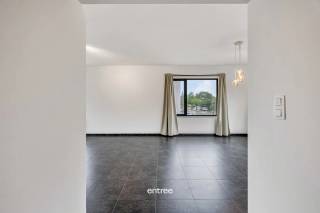 Ontdek nu dit goed gelegen, ruime enrecente appartement.<br />Het appartement omvat 3 slaapkamers, een lichtrijke leefruimte met leuk terras.<br />Verder is er een volledig geïnstalleerde keuken en aangename badkamer.<br /><br />Huurprijs appartement: 875 euro plus 15euro gemeenschappelijke kosten en 70 euro voor de garagebox<br /><br />Aan de achterzijde van het gebouw is er een ruime garagebox met staanplaats ervoor.<br />Het betreft een kleinschalige residentie, wat zich ook vertaalt in lage gemeenschappelijke kosten.<br /><br />Interesse? Bel Matthias 0497/76.84.89