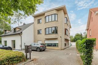 <p><span>Op een </span><span>centrale en gegeerde locatie in Brasschaat</span><span> bevindt zich dit ruime appartement van maar liefst </span><span>118 m²</span><span>, gelegen op de </span><span>eerste verdieping</span><span>.</span></p><p><span>De woning biedt dankzij haar royale oppervlakte en praktische indeling bijzonder veel wooncomfort en beschikt over </span><span>3 volwaardige slaapkamers</span><span>. Achteraan bevindt zich een </span><span>terras</span><span>, een aangename plek om in alle rust van de buitenlucht te genieten.</span></p><p><span>Een belangrijke extra troef is de </span><span>garagebox die bij het appartement inbegrepen is</span><span>, ideaal voor het veilig parkeren van de wagen en voor extra bergruimte.</span></p><h3><span>Een ideale woning voor wie op zoek is naar </span><span>ruimte, comfort en een praktische ligging</span><span>, met bovendien het voordeel van een eigen garagebox.</span></h3><p><span>Interesse? Contacteer ons gerust voor meer informatie of om een bezoek in te plannen.</span></p>