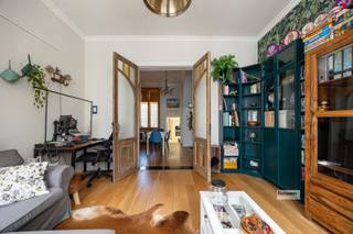 <p><span>Op een fijne locatie in de Zegepraalstraat 21 te Borgerhout bevindt zich dit charmante en uitstekend onderhouden appartement, verdeeld over drie speelse woonniveaus. Dankzij de bijzondere indeling, de warme materialen en de verzorgde afwerking geniet dit appartement van een uniek karakter en een aangename, huiselijke sfeer.</span></p><p><span>Bij het betreden van het appartement valt meteen de gezellige inrichting op. De lichtrijke leefruimte met mooie houten vloer, hoge ramen en stijlvolle accenten sluit aan op de eetruimte. Enkele treden lager bevindt zich de volledig ingerichte keuken met kookeiland, voorzien van de nodige toestellen en heel wat kastruimte.</span></p><p><span>Via de karaktervolle trap bereiken we de hoger gelegen niveaus, waar zich een ruime slaapkamer en een verzorgde badkamer met inloopdouche en wastafelmeubel bevinden.</span></p><p><span>Het appartement verkeert in uitstekende staat en combineert hedendaags wooncomfort met authentieke elementen, zoals de houten binnendeuren en de karaktervolle bakstenen muren.</span></p><p><span>Ook technisch scoort deze eigendom bijzonder goed: EPC-label B, een conforme elektrische installatie en een asbestveilig attest.</span></p><p><span>Dankzij de gunstige ligging in Borgerhout bevinden winkels, openbaar vervoer en andere voorzieningen zich op korte afstand. Bovendien is het centrum van Antwerpen vlot bereikbaar.</span></p><p><span>Een instapklaar appartement met karakter, een verrassende indeling en een uitstekende energiescore. Ideaal voor starters, alleenstaanden of koppels!</span></p><p><span> </span></p><p><span>Interesse? Contacteer ons voor meer informatie of een bezoek ter plaatse!</span></p>