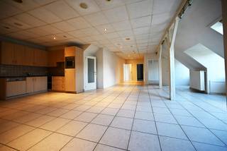 Appartement 133 m² op 1ste verdiep met ruime lichtrijke leefruimte, keuken met keramische kookplaat, spoelbak, oven, vaatwasser, berging met aan-en afvoer voor wasmachine, zekeringkast, badkamer met lavabomeubel, douche en toilet, 1 slaapkamer met dressing. Op de duplex is nog een slaapkamer. <br />Mogelijkheid tot aankoop van garagebox !<br />Het appartement heeft houten ramen met dubbele beglazing, 12cm minerale wol dakisolatie in hellend dak, centrale verwarming en sanitair warm water met combi condensatieketel op aardgas van het merk Vaillant, radiatoren, videofoon. <br /><br />EPC-label D : 334 kWh / (m² jaar) > géén renovatieplicht<br />Elektrische keuring conform tot 26.02.2035<br />Asbestattest: asbestveilig <br />Prijs : € 179.000 (garagebox € 15.000)<br />Meer info ? 📞 +32 486 20 67 65 📧 katleen@zakenkantoor-roels.be 🌐 www.zakenkantoor-roels.be.