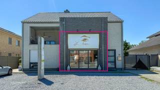 <p>Ben je op zoek naar een verzorgd en instapklaar handelspand op een goed zichtbare locatie? Dit prachtig afgewerkte pand, gelegen aan de Koolmijnlaan in Zolder-Voort, biedt een uitstekende combinatie van bereikbaarheid, visibiliteit en praktische ruimte. Dankzij de ligging aan een drukkere verbindingsbaan geniet het pand van een sterke zichtbaarheid, terwijl er op het eigen terrein parkeergelegenheid is voor maar liefst 5 wagens.</p>
<p>Bij het binnenkomen kom je in de aangename en ruime wachtzaal met onthaal. De grote raampartijen zorgen hier voor een mooie natuurlijke lichtinval en geven het pand meteen een open en professionele uitstraling. Vanuit de centrale ruimte zijn er drie aparte ruimtes bereikbaar, waardoor het pand flexibel kan worden ingericht en voor verschillende commerciële activiteiten geschikt is. Daarnaast is er een afzonderlijk toilet aanwezig. De volledige inrichting is bijzonder verzorgd en modern afgewerkt, waardoor je hier zonder grote aanpassingen meteen aan de slag kunt.</p>
<p>Het pand is momenteel ingericht als kapsalon, maar de praktische indeling maakt het ook interessant voor andere handelsactiviteiten, vrije beroepen, praktijken of dienstverleners. De combinatie van de goede visibiliteit, de ruime parkeermogelijkheden, de vele lichtinval en de verzorgde afwerking maakt dit dan ook een interessante locatie voor wie zijn zaak op een professionele manier wil uitbouwen.</p>
<p>Pluspunten:<br />- Gelegen aan de Koolmijnlaan in Zolder-Voort<br />- Goede visibiliteit dankzij de ligging aan een drukkere baan<br />- Uitstekende bereikbaarheid<br />- Parkeergelegenheid voor 5 auto's<br />- Veel natuurlijke lichtinval<br />- 3 aparte ruimtes<br />- Wachtzaal met onthaal<br />- Apart toilet<br />- Momenteel ingericht als kapsalon<br />- Geschikt voor verschillende handelsactiviteiten en diensten<br /><br />Maatregelen opgenomen in het Maatregelenregister: nee</p>
<p>Voor een bezichtiging ter plaatse of meer info, bel ons op 078/78.78.70, of kom gerust langs op ons kantoor. U bent steeds van harte welkom!</p>