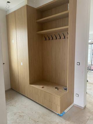 Deze stijlvolle nieuwbouwwoning in de hospitaalstraat met strakke architectuur springt direct in het oog en zet de toon voor wat je binnen...