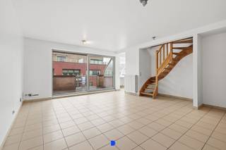 Duplex-appartement in hartje Roeselare met mogelijkheid tot aankoop van ondergrondse parkeerplaats.<br /><br /><strong>Indeling:</strong><br />Ruime inkomhal, gastentoilet &amp; vestiaire.<br />Woonkamer - ingerichte keuken &amp; berging met wasplaats.<br />Terras met zicht tot aan de markt.<br /><br />Badkamer met ligbad en douche.<br />2 slaapkamers met terras.<br />Via de trap in de living komen we in de derde ruime slaapkamer/praktijk/polyvalente ruimte met berging &amp; technieken.<br /><br />Kelderberging.<br /><br /><strong>Details:</strong><br />- cv op aardgas<br />- ideale ligging in het centrum<br />- onmiddellijk beschikbaar<br />- er is mogelijkheid tot aankoop van een ondergrondse parkeerplaats met uitrit vooraan de Albrecht Rodenbachstraat.<br /><br /><strong>Contact:</strong><br />Voor meer informatie of een bezoek, contacteer Stijn op 0491 61 42 19 of info@stijndebusschere.be.<br /> 