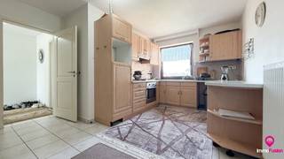 Bij ImmoFusion 7/7 “open huis” : klik op onze 3D-TOUR.<br />Ervaar vastgoed alsof je er zelf doorloopt!<br /><br />Welkom in dit verrassend ruime duplex appartement gelegen aan de Edward Staintonstraat 11/11. Met een bewoonbare oppervlakte van maar liefst 184m² biedt deze eigendom een zee aan ruimte en comfort, ideaal voor gezinnen of wie graag ruim woont. Dankzij de praktische indeling en aangename lichtinval voelt u zich hier meteen thuis.<br /><br />Via de trap bereikt u de inkomhal, die het centrale punt vormt van de woning. Recht voor u bevindt zich de badkamer, uitgerust met een moderne inloopdouche, toilet en alle nodige voorzieningen. Aan de rechterzijde treft u de ruime keuken, voorzien van alle essentiële toestellen en voldoende werk- en opbergruimte, een fijne plek voor kookliefhebbers.<br /><br />Aan de linkerzijde van de inkomhal bevindt zich de lichtrijke en bijzonder ruime leefruimte, waar u moeiteloos een gezellige zithoek, eettafel en extra kasten kunt plaatsen. Deze open leefomgeving leent zich perfect voor gezellige momenten met familie en vrienden.<br /><br />Naast de leefruimte vindt u de eerste volwaardige slaapkamer, ruim en comfortabel ingericht. Via de trap bereikt u de bovenverdieping, waar zich nog twee slaapkamers bevinden. Eén slaapkamer is bijzonder ruim, terwijl de andere kamer eveneens perfect dienst kan doen als volwaardige slaapkamer, bureau of hobbyruimte.<br /><br />Het appartement beschikt bovendien over een aangename tuin met tuinhuisje, een zeldzame troef voor een appartement waar u in alle rust kunt genieten van het buitenleven. Daarnaast is er een praktische oprit aanwezig.<br /><br />De woning is voorzien van dubbele beglazing en wordt verwarmd via een gas cv-ketel. Met een EPC-label C is dit appartement bovendien instapklaar zonder renovatieverplichtingen.<br /><br />De ligging is een absolute meerwaarde: vlakbij de cité van Heusden, met tal van winkels, restaurants en cafés op wandelafstand. U geniet hier van een levendige omgeving met alle voorzieningen binnen handbereik.<br /><br />Pluspunten:<br />- Zeer ruime bewoonbare oppervlakte (184m²)<br />- 3 ruime slaapkamers<br />- Instapklaar (EPC label C)<br />- Gezellige tuin met tuinhuis<br />- Praktische indeling met veel lichtinval<br />- Centrale ligging nabij winkels, horeca en voorzieningen<br /><br /><span>Maatregelen opgenomen in het Maatregelenregister: nee</span><br /><br />Voor een bezichtiging ter plaatse of meer informatie, contacteer ons vandaag nog!