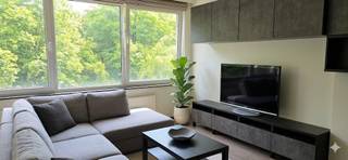 Ruim en licht éénslaapkamer van 88m² appartement te huur in Mortsel: <br />Het appartement heeft een kelderberging en een open staanplaats die mee in deze prijs zit en er is een gezamenlijke groene zone voor de bewoners van de blok. Inclusief een private kelderberging van +/- 6m²<br /><br />Het appartement bevindt zich op de 1e verdieping (geen lift aanwezig). <br />Je komt binnen via een kleine inkomhal, waarna je meteen in de grote open leefruimte uitkomt. De woonkamer loopt mooi over in de keuken.<br />Aan de zuidelijke achterzijde vind je een terrasje (1,5m²) en de badkamer met daarachter de ruime slaapkamer. Dit centraal gelegen appartement heeft openbaar vervoer en supermarkt bijna vlak voor de deur. <br />EPC: C(onder voorbehoud)<br /><br />De leefruimte bevat reeds een TV-meubel en de keuken is uitgerust met een koelkast, diepvries, oven, gasvuur en wastafel. De badkamer heeft een wastafel, toilet en bad met douche. <br /><br />De centrale verwarming is individueel op aardgas. De vaste kosten zijn laag (€ 100 per maand, waterverbruik incl) en er is een externe syndicus voor het gebouw. <br /><br />Dit is een ideaal en verzorgd startersappartement voor een alleenstaande of een jong koppel en het is gelegen op een locatie met een groen uitzicht aan de overzijde. Het centrum van Mortsel op wandelafstand en er is ook een goede verbinding naar de Prins Boudewijnlaan en de ring rond Antwerpen en via het rond punt te Wommelgem kan men de autostrade op. Ook voor studenten aan UAntwerpen die op campus groenenborger, middelheim of drie eiken studeren, kan dit een leuke optie zijn! <br /><br />Voor interesse/bezichtiging, - bezoeken worden ingepland vanaf juni. <br />Graag whatsapp berichtje naar +32498.27.20.41 of een mailtje naar lejaeghere.jana@hotmail.com