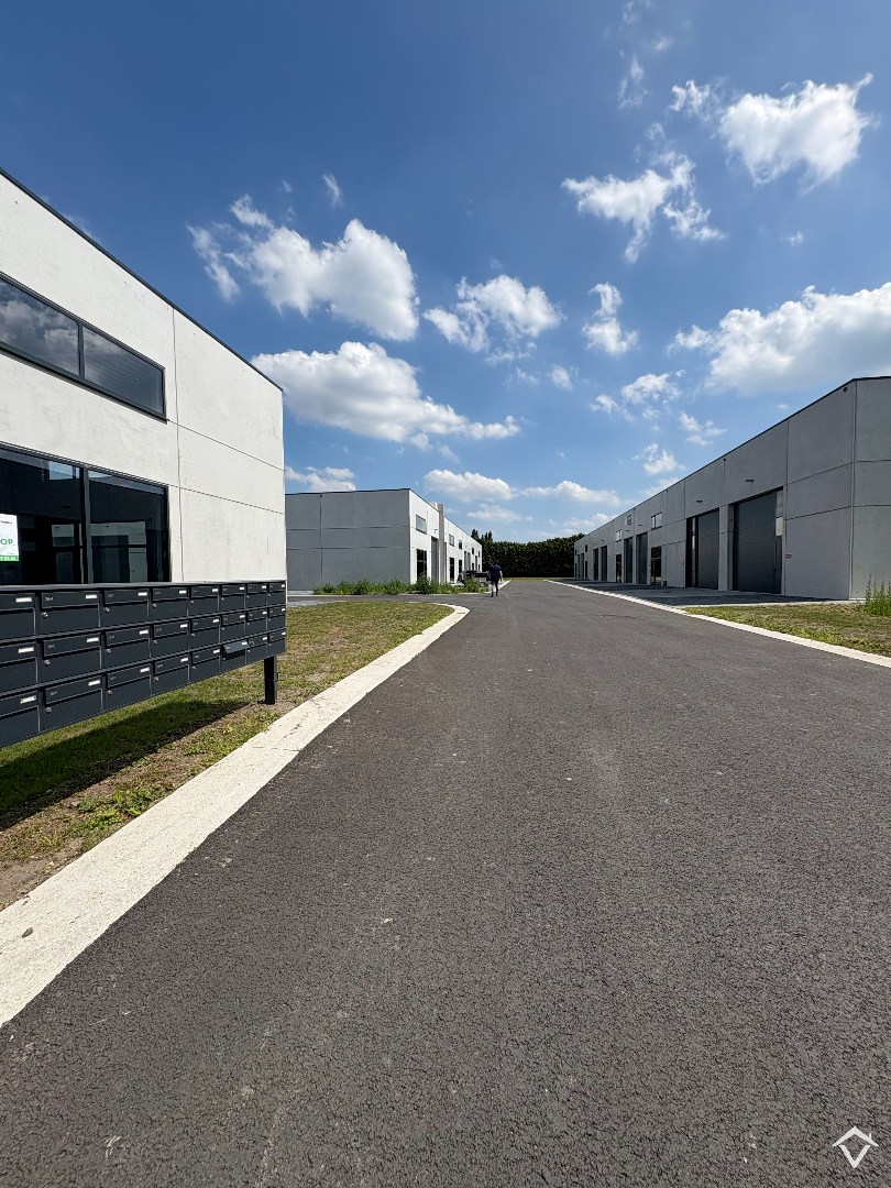 Loods te koop – 246 m² met 2 parkeerplaatsen inbegrepen op de industriezone te Ichtegem - foto 5