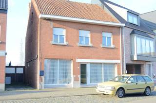 Deze ruime driegevelwoning met tuin en parking, staat op een terrein van 562 m². Vanaf het terras kijk je over de tuin naar de achterliggende...