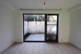 <p>Te huur: gezellige stadswoning in de Nieuwstraat in Aarschot, centraal gelegen nabij scholen, openbaar vervoer en het treinstation.</p><p><br /></p><p>Deze woning biedt een praktische indeling en een gunstig EPC-label B, ideaal voor wie comfortabel wil wonen in de woonkern. De ligging vlak bij het administratief centrum maakt dagelijkse verplaatsingen eenvoudig. De combinatie van een ruime woonkamer, een goed uitgeruste keuken en een aangenaam terras zorgt voor een fijne woonervaring.</p><p><br /></p><p>Belangrijkste ruimtes:</p><p>• Woonkamer met veel lichtinval</p><p>• Eetkamer aansluitend op de keuken</p><p>• Keuken met dubbele spoelbak, vaatwasser, dampkap, koelkast, combi-oven, gaskookplaat en ingebouwde kasten</p><p>• 2 slaapkamers</p><p>• Badkamer met douche/ligbad, toilet, dubbele wastafel in meubel en ééngreepsmengkraan</p><p>• Bureelruimte</p><p>• Wasplaats met aansluitingen voor wasmachine en droogkast</p><p>• Garage met automatische sectionale poort, verlichting en elektriciteit</p><p>• Terras aan de achterzijde</p><p><br /></p><p>Troeven:</p><p>• Centrale ligging nabij school, station en administratief centrum</p><p>• Energiezuinig EPC-label B, voorzien van zonnepanelen.</p><p>• Praktische indeling met garage en terras</p><p><br /></p><p><br /></p><p>Neem vandaag nog contact op met je ERA-makelaar voor een bezoek.</p><p><br /></p><p>JOUW DROOMHUIS. ZO GEVONDEN!</p>