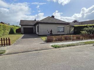 Open bungalow met tuin, garage, veranda en zonnepanelen in rustige buurt

Op zoek naar een bungalow met karakter waar u zich helemaal thuis kunt voelen? Dan mag u dit pareltje niet missen!

Deze charmante bungalow is open bebouwd en gelegen in een rustige, residentiële buurt met vlotte verbinding naar scholen, winkels en openbaar vervoer. Ook de E34 bevindt zich vlakbij, met vlotte connectie richting Antwerpen, Gent en Terneuzen.

Indeling:
De inkomhal leidt naar een lichtrijke woonkamer, in open verbinding met een gezellige, centrale leefruimte met ingerichte keuken en eetruimte. Verder beschikt de woning over 3 ruime slaapkamers, een badkamer met ligbad en een apart toilet. Alles bevindt zich gelijkvloers, wat het wooncomfort extra verhoogt. Ook is er een garage voor een wagen, voorzien van de nodige aansluitingen voor wasmachine en droogkast, en een bijkomende parkeerplaats op de oprit.

Buiten genieten:
Vanuit de keuken heeft u toegang tot een afsluitbare veranda, aansluitend op het terras, die een heerlijke extra leefruimte vormt, ongeacht het weer. De zuidoostgerichte tuin omringt de woning volledig en biedt een tuinhuis met extra bergruimte, ideaal om buiten te ontspannen of te klussen.

Troeven:
✅ Alles gelijkvloers – geen trappen
✅ Afsluitbare veranda aan de woning
✅ Zonnepanelen aanwezig
✅ Recente gasketel voor de centrale verwarming
✅ Houten ramen met dubbele beglazing in de leefruimte
✅ Inbouwrolluiken
✅ Rustige ligging, toch vlot bereikbaar

De woning heeft energielabel D (en dus vrij van renovatieplicht), instapklaar en goed onderhouden. Wie dat wenst kan de afwerking op termijn verder naar eigen smaak moderniseren.