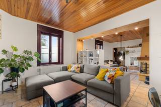 Charmante maison 3 façades située dans un environnement calme dans le village de Ghoy, proche de toutes les commodités (A8, écoles,...