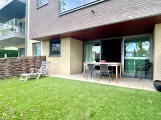 Gelijkvloers appartement met tuin, 2 slaapkamers en een staanplaats!Dit verzorgde gelijkvloers appartement beschikt over een aangenaam terras en een...