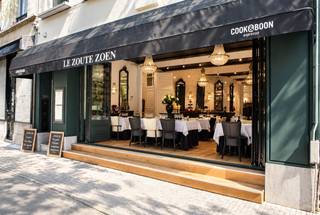 <strong>Planifiez votre visite et enregistrez vos coordonnées via le lien suivant :</strong> https://demeester.mijnhuurprofiel.be/whise/7566212<br /><br /><strong>Rez-de-chaussée commercial à louer</strong><br /><br />Ce rez-de-chaussée commercial est situé dans une rue de caractère et animée du centre historique d’Anvers. Le quartier est réputé pour son atmosphère authentique, son mélange de commerces locaux et d’établissements horeca, ainsi que sa dynamique urbaine agréable.<br /><br />Le bien présente une distribution fonctionnelle et logique, avec un espace de consommation côté rue bénéficiant de la lumière naturelle, complété par une cuisine à l’arrière, des installations sanitaires et un espace de rangement. La configuration convient à différents concepts horeca, ainsi qu’à d’autres affectations telles que des bureaux.<br /><br />Grâce à sa situation centrale, à distance de marche du centre historique et avec de bonnes connexions aux transports en commun et aux principaux axes routiers, ce bien constitue une opportunité commerciale intéressante pour toute activité à Anvers.<br /><br />Un parking public est situé à distance de marche.<br /><br />Pour toute information complémentaire ou pour organiser une visite sur place, vous pouvez nous contacter.