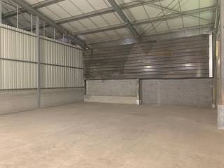 Magazijn van ca. 145 m² te huur in Geluwe.Afwerking en voorzieningen:- afzonderlijke schuifpoort- beton vloerLigging:Gelegen Tussen Ieper en...