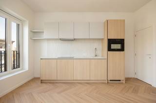 <p>Gerenoveerd en instapklaar appartement met dakterras, gelegen in de Verbondstraat te Antwerpen.<br />Dit appartement bevindt zich in het hartje van Antwerpen, op wandelafstand van de gezellige cafés en restaurants van Het Zuid. Bovendien ligt het dicht bij openbaar vervoer, winkels en alle belangrijke voorzieningen, waardoor je alles binnen handbereik hebt.</p><p>•    Kleinschalig gebouw met slechts 4 appartementen <br />•    Volledig gerenoveerd en instapklaar<br />•    Lage algemene kosten € 60/maand<br />•    Prachtig dakterras</p><p>Op de derde verdieping van een kleinschalig gebouw vinden we dit volledig gerenoveerde appartement met 1 slaapkamer. Bij binnenkomst betreedt u een open leefruimte die dankzij de grote ramen geniet van veel natuurlijk licht.</p><p>De keuken is volledig uitgerust met alle nodige apparaten en grenst aan een praktische berging, ideaal voor het plaatsen van een wasmachine en droogkast.</p><p>Verder beschikt het appartement over een comfortabele slaapkamer die in verbinding staat met de badkamer. De badkamer is voorzien van een toilet, lavabo en douche.</p><p>Daarnaast is er een prachtig terras, bereikbaar via een trap in de leefruimte, waar u na een lange werkdag heerlijk kunt ontspannen en tot rust kunt komen midden in de bruisende stad.</p><p>Interesse? Gelieve uw gegevens in te vullen onderaan de advertentie op onze website https://www.sinjoor.be. De dossierverantwoordelijke zal nadien zo snel mogelijk contact met u opnemen.<br /> </p>
