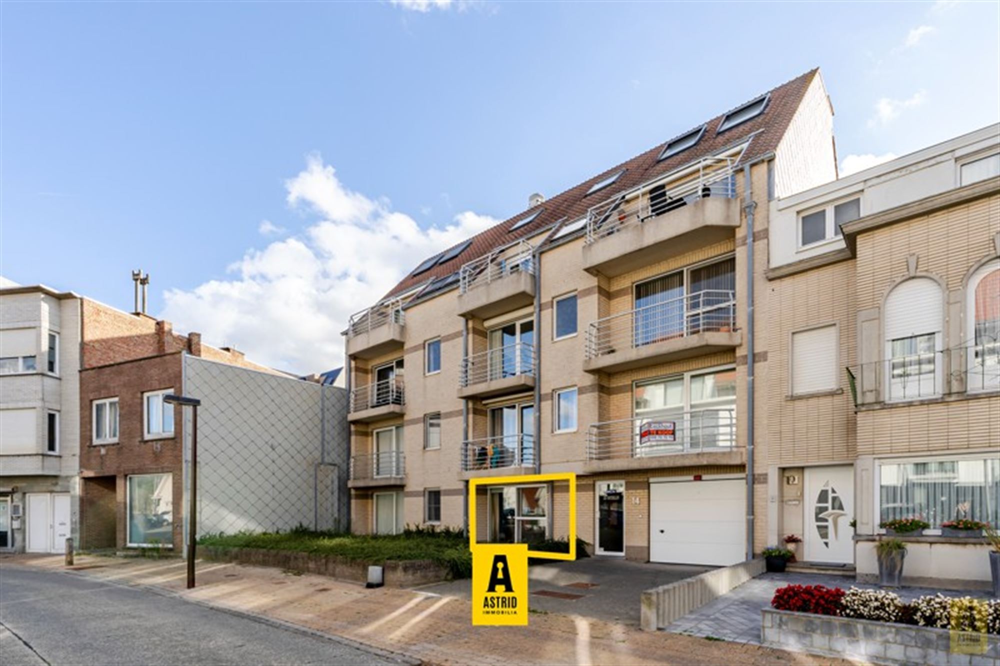 Gezellig gelijkvloers appartement met zonnig terras vlak aan zee én centraal! - foto 1