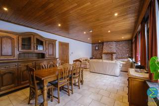 <p><strong>Woning met 3 slaapkamers, ruime garage en tuin in Arendonk</strong><span></span></p>
<p>De woning beschikt op het gelijkvloers over een inkomhal, een gezellige woonkamer met aansluitend de keuken, een slaapkamer, een vernieuwde badkamer en een praktische technische ruimte. Op de eerste verdieping bevinden zich nog twee slaapkamers.</p>
<p>Vanuit de veranda heeft u een mooi zicht op de volledig omheinde tuin.</p>
<p>Achteraan het perceel bevindt zich een zeer ruime garage met kelder. Deze biedt tal van mogelijkheden als garage, werkplaats, hobbyruimte of extra opslagruimte.</p>
<p><em><span>Specificaties</span></em><br /><em>- EPC label D: 306 kWh/m²/jaar</em><br /><em>- 3 slaapkamers, waarvan 1 op het gelijkvloers</em><br /><em>- Veranda met zicht op de tuin</em><br /><em>- Volledig omheinde tuin</em><br /><em>- Zeer ruime garage met kelder</em></p>